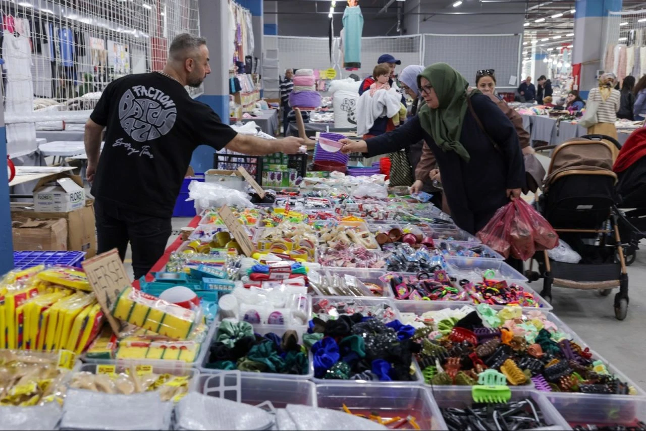 Ümraniye'deki kapalı pazara vatandaşlar yoğun ilgi gösterdi
