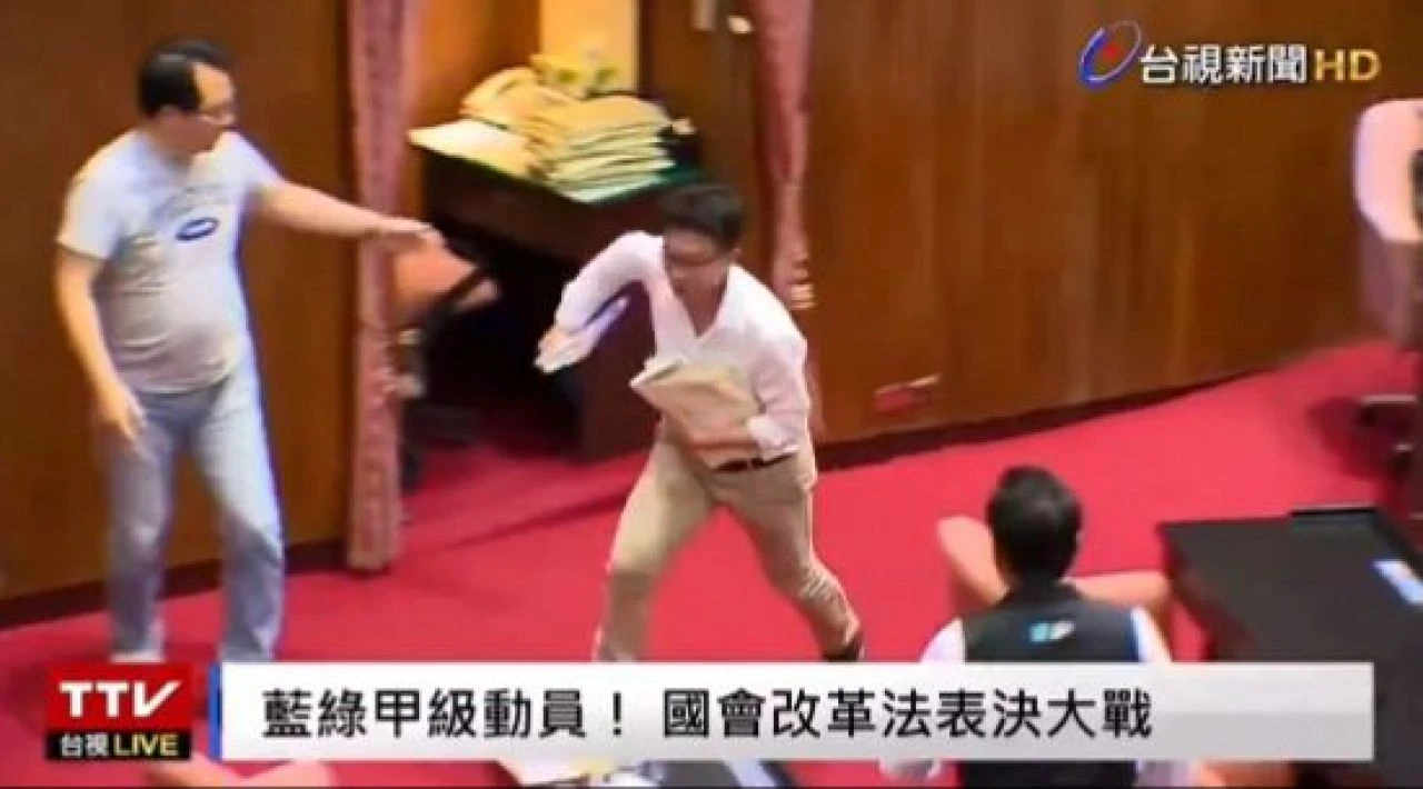 Reform tasarısı Tayvan meclisini karıştırdı: Parti üyesi belgeleri alıp kaçtı - 2. Resim