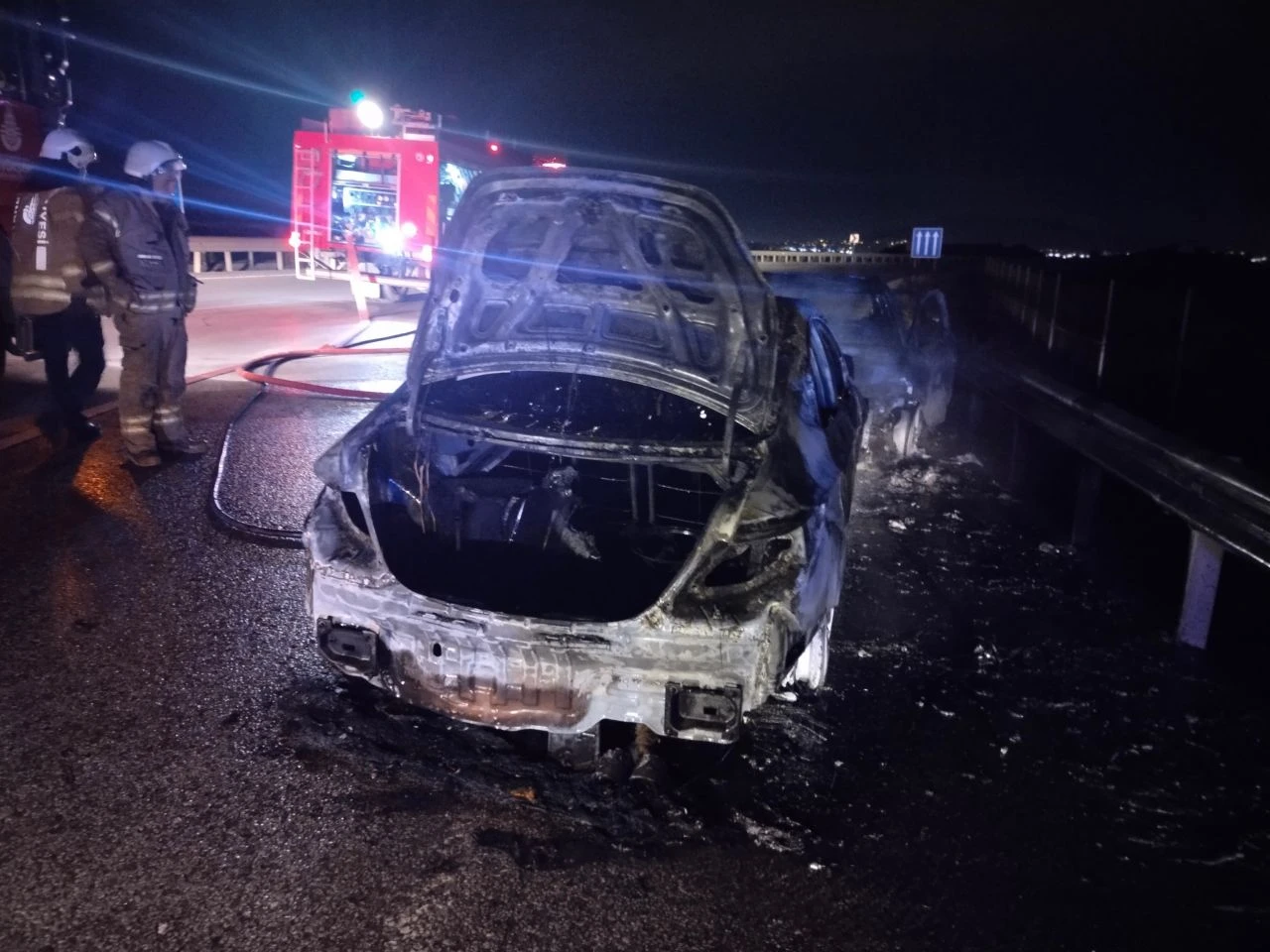 Ters yönde ilerleyen otomobil yüzünden ikisi de alev alev yandı! - 1. Resim