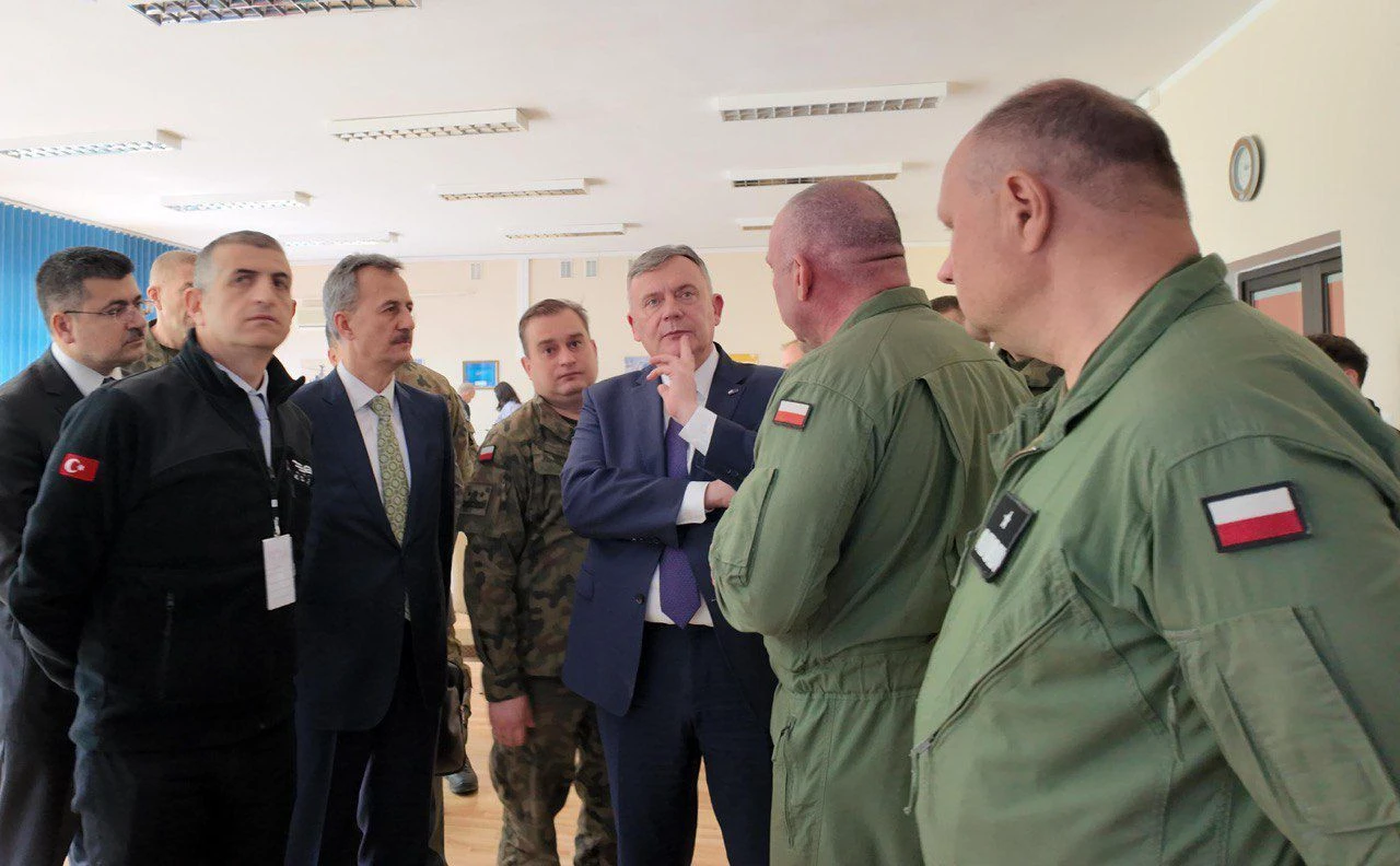 Türkiye tarihinde bir ilk gerçekleşti... Bayraktar'dan teslimat pozu: Avrupa ülkesinde SİHA sevinci - 3. Resim