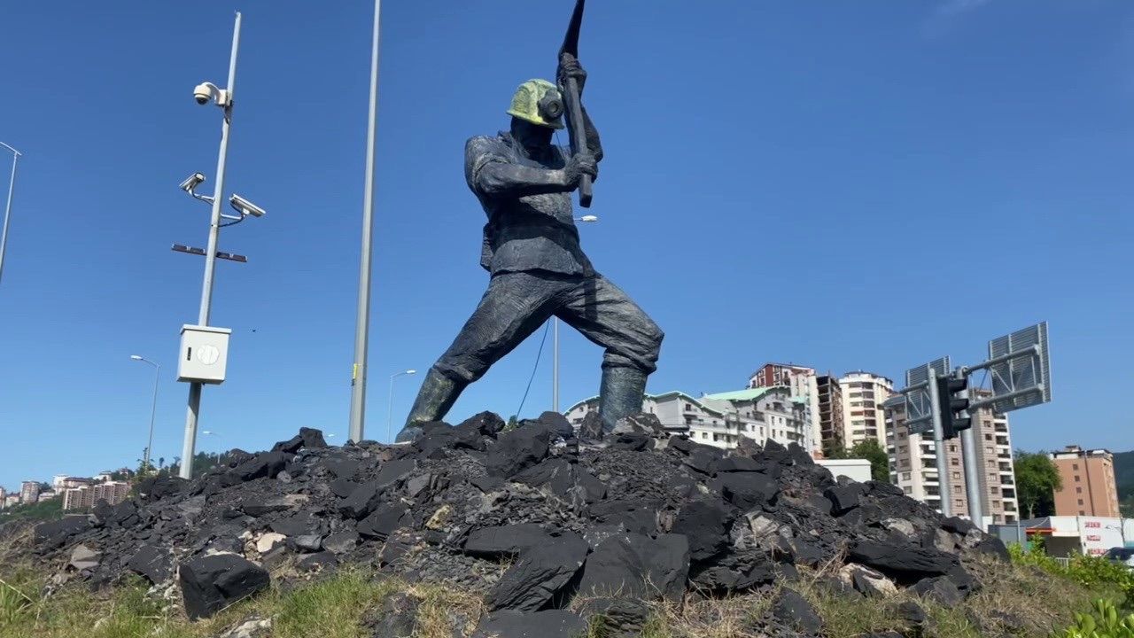 Zonguldak&#039;ın 33 yıllık madenci heykeli tepkiler sonrası değişti