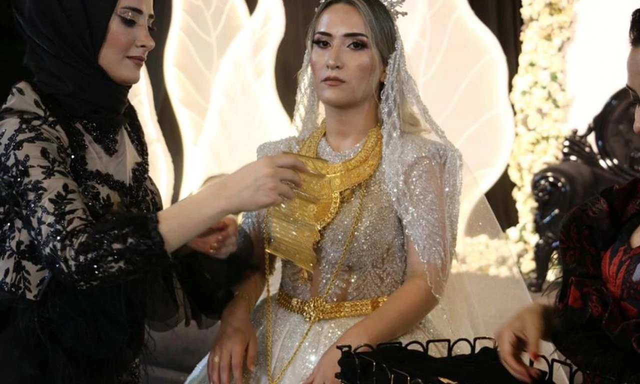 AK Parti ve CHP'li siyasetçiler de oradaydı: Düğünde toplanan altınlar valizlerle taşındı - 2. Resim