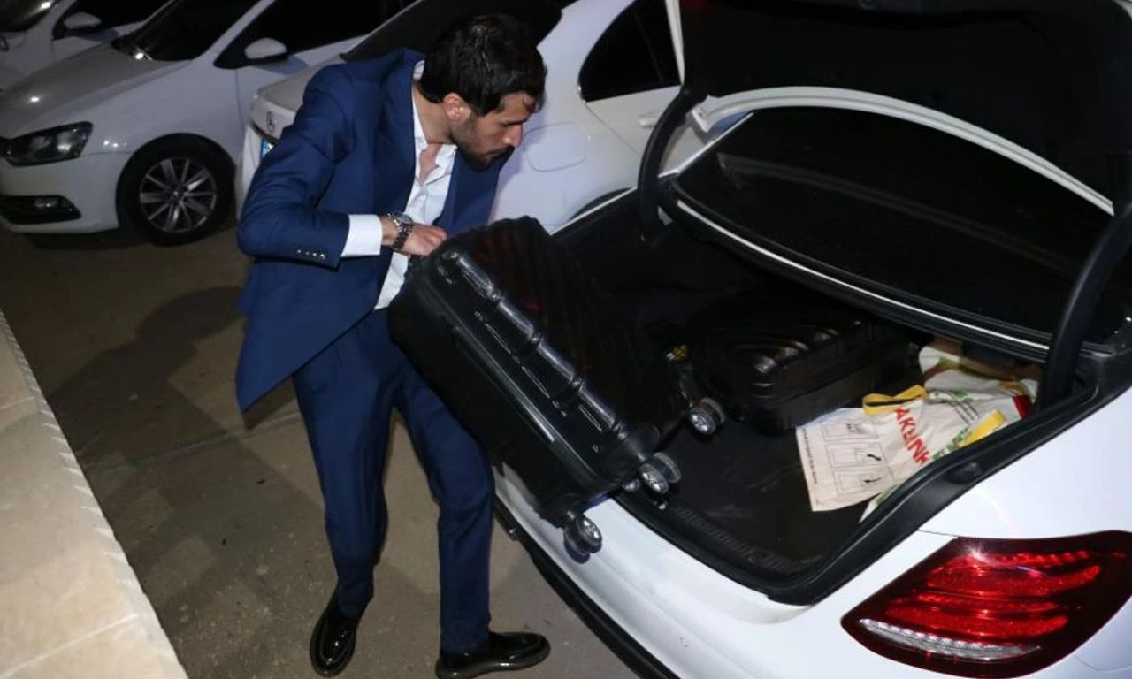 AK Parti ve CHP'li siyasetçiler de oradaydı: Düğünde toplanan altınlar valizlerle taşındı - 3. Resim