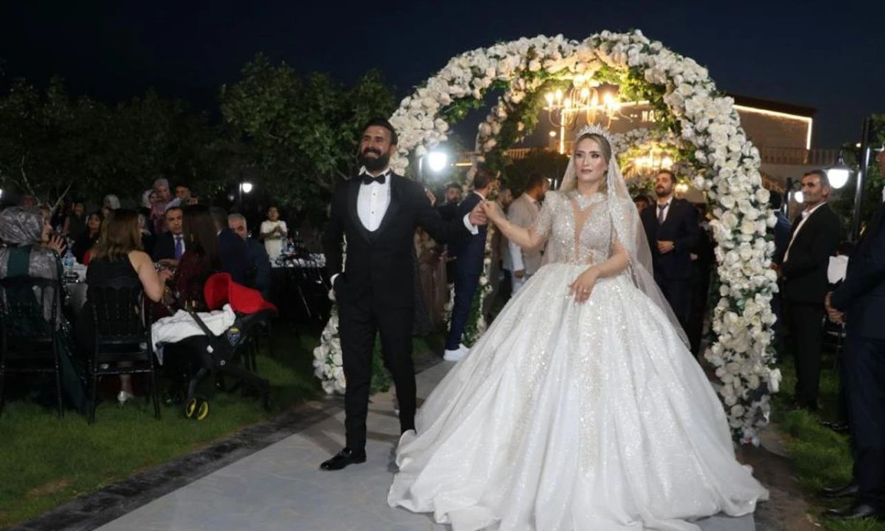 AK Parti ve CHP'li siyasetçiler de oradaydı: Düğünde toplanan altınlar valizlerle taşındı - 1. Resim