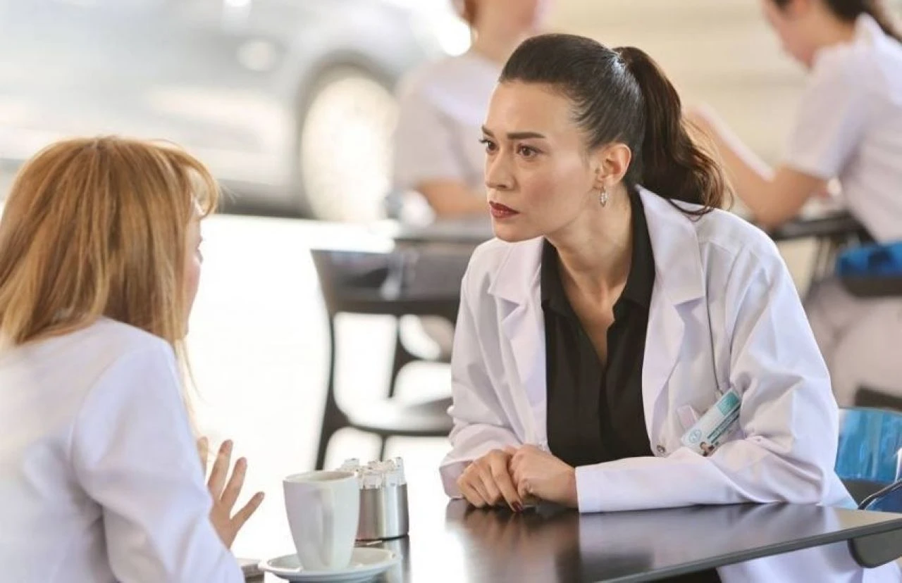 Bahar'da düşman gerçekte sıkı dost! Ecem Özkaya, Demet Evgar'ı öve öve bitiremedi - 1. Resim