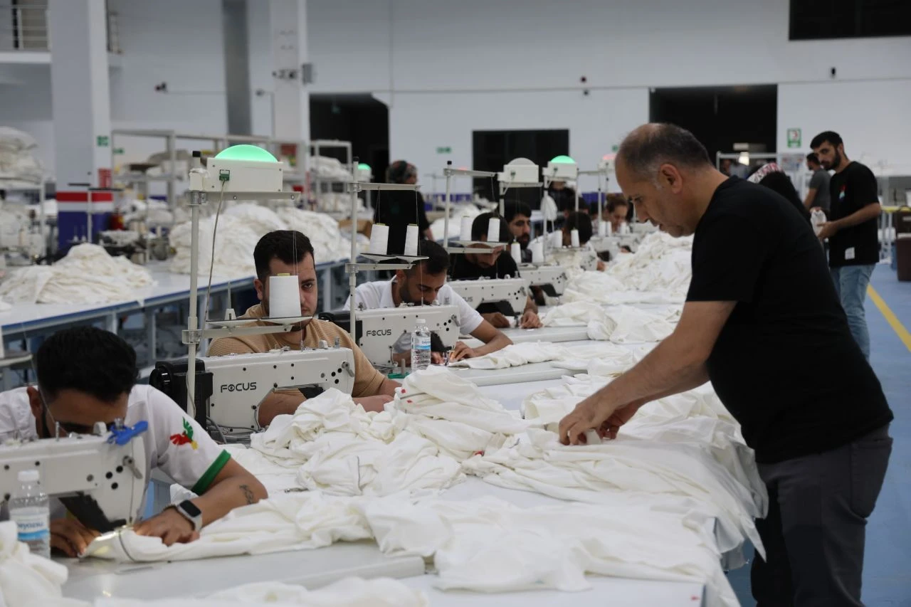 Dünya markalarına üretim yapan fabrika maaş + yemek + yol ücreti veriyor! Ancak işçi bulamıyor - 4. Resim