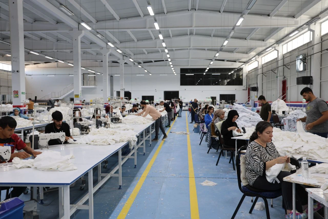 Dünya markalarına üretim yapan fabrika maaş + yemek + yol ücreti veriyor! Ancak işçi bulamıyor - 2. Resim