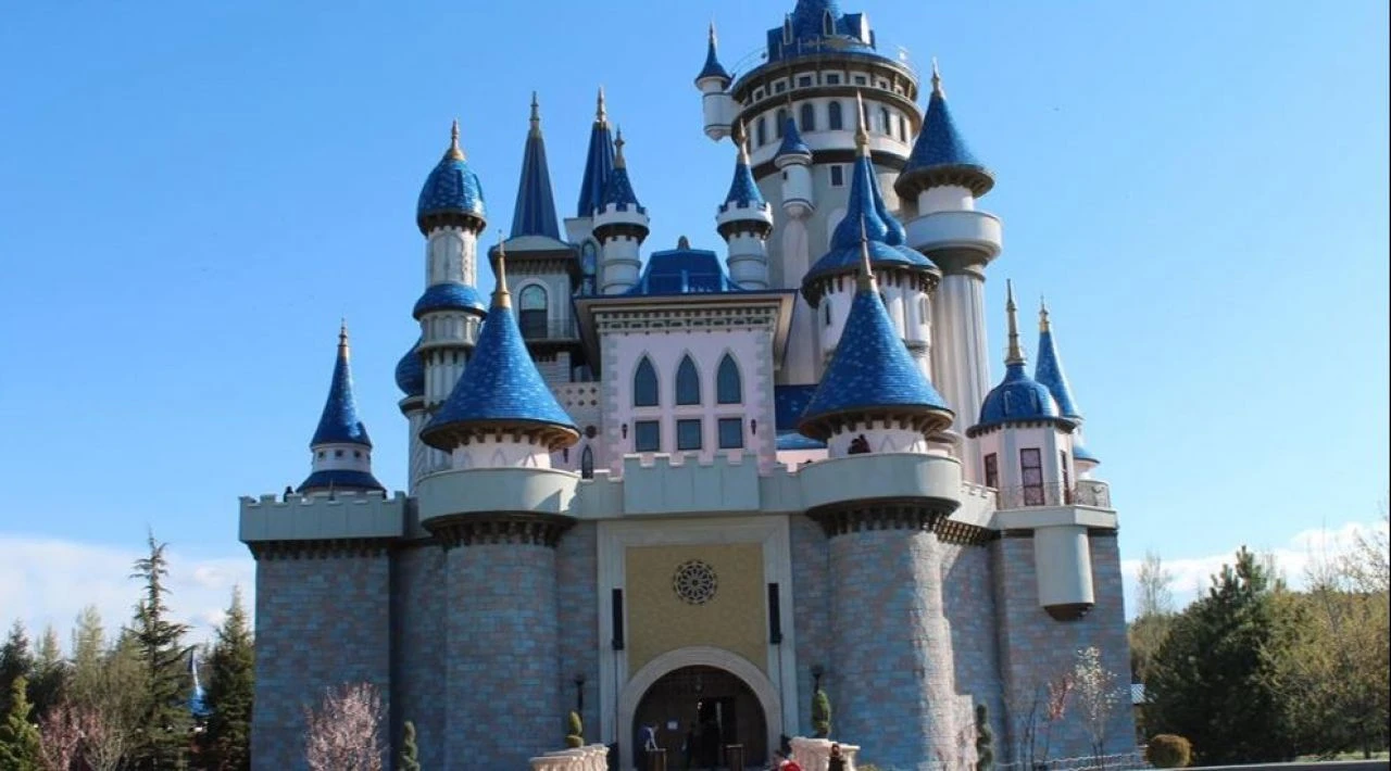 Eskişehir Sazova Parkı saat 10.00'da açılıyor ve 17.15'de kapanıyor