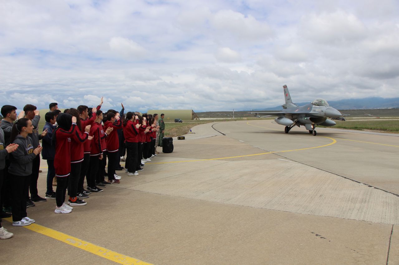 Geleceğin pilotları F-16 kokpitinde: 'Yarın KAAN'ları, KIZILELMALAR'ı siz uçuracaksınız' - 3. Resim