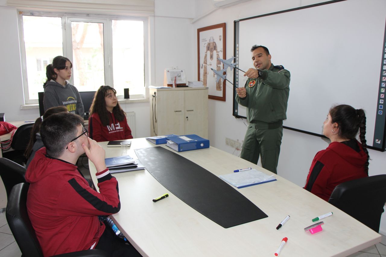 Geleceğin pilotları F-16 kokpitinde: 'Yarın KAAN'ları, KIZILELMALAR'ı siz uçuracaksınız' - 2. Resim