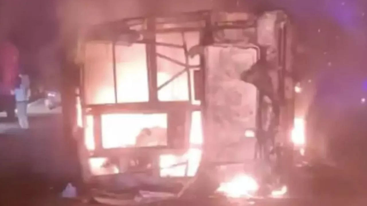 Hindistan'da otobüs alev topuna döndü! 9 kişi hayatını kaybetti - 1. Resim