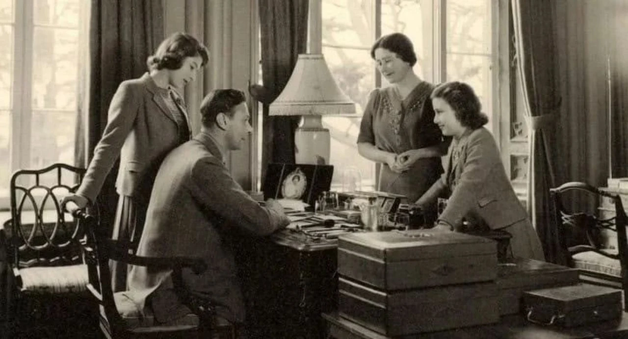 İngiliz Kraliyet Ailesi'nin sır gibi sakladığı fotoğraflar sergilendi!