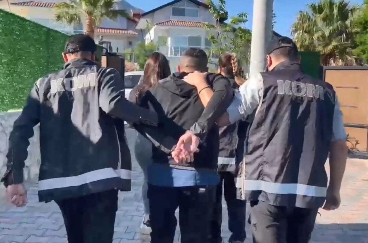 Mersin'de kara para operasyonu! Lüks araçlar, tabancalar, tapu senetleri...