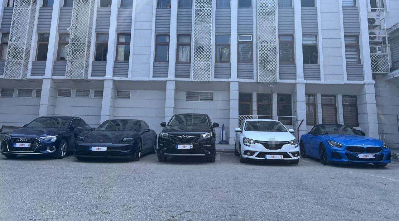 Mersin'de kara para operasyonu! Lüks araçlar, tabancalar, tapu senetleri...