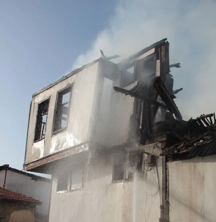 Tarihi evlerin bulunduğu mahallede 5 konak alev alev yandı