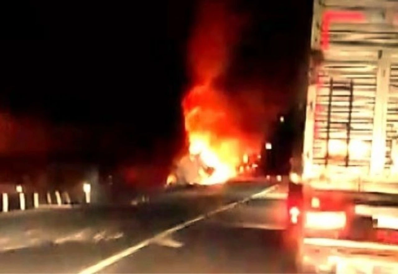 Tuz yüklü tır alevlere böyle teslim oldu!