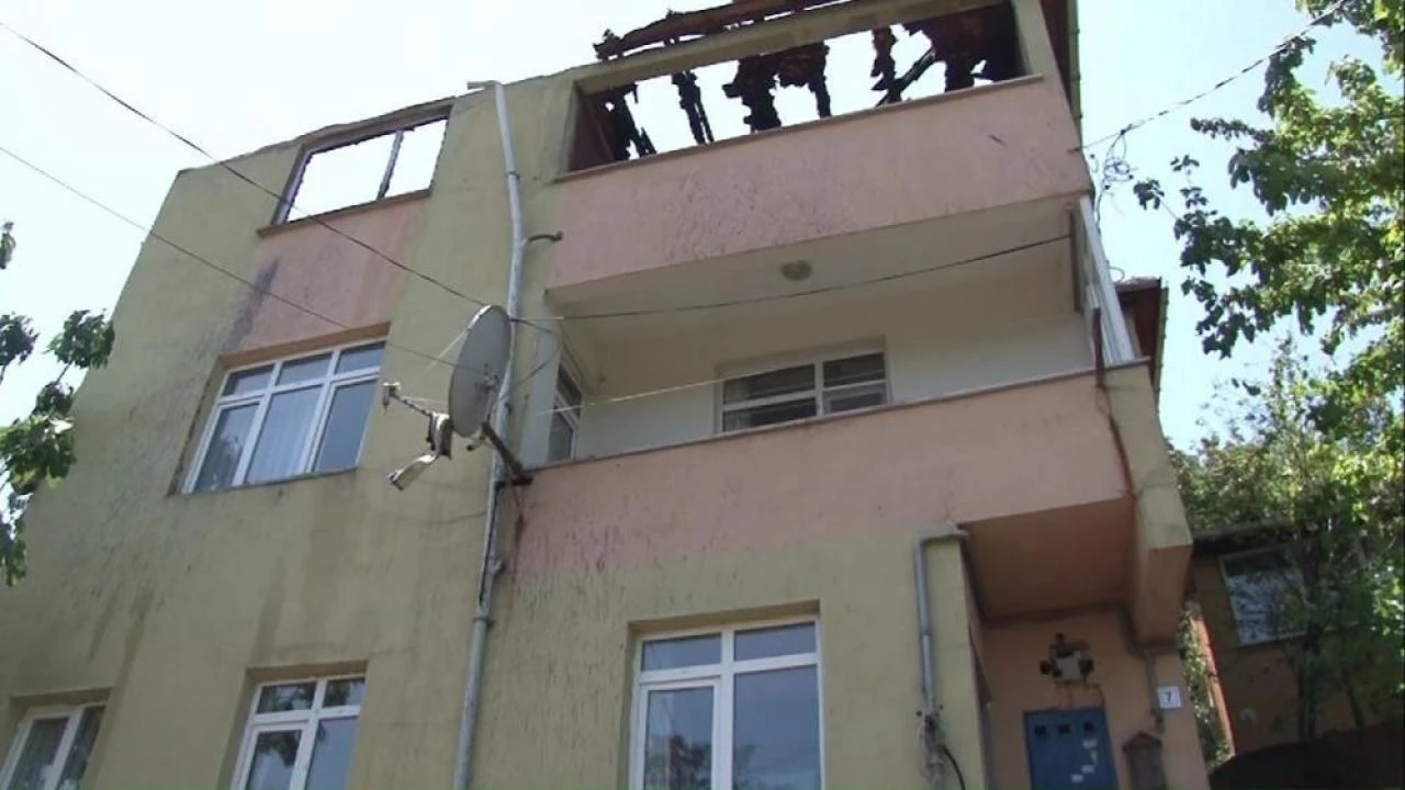 Ümraniye'de gecekonduda çıkan yangın apartmanın çatısına sıçradı - 2. Resim