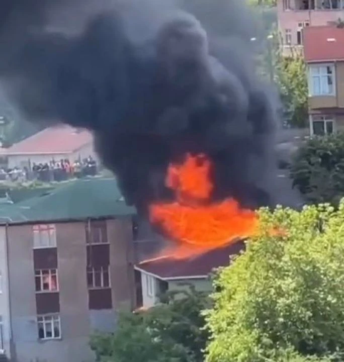 Ümraniye'de gecekonduda çıkan yangın apartmanın çatısına sıçradı - 1. Resim