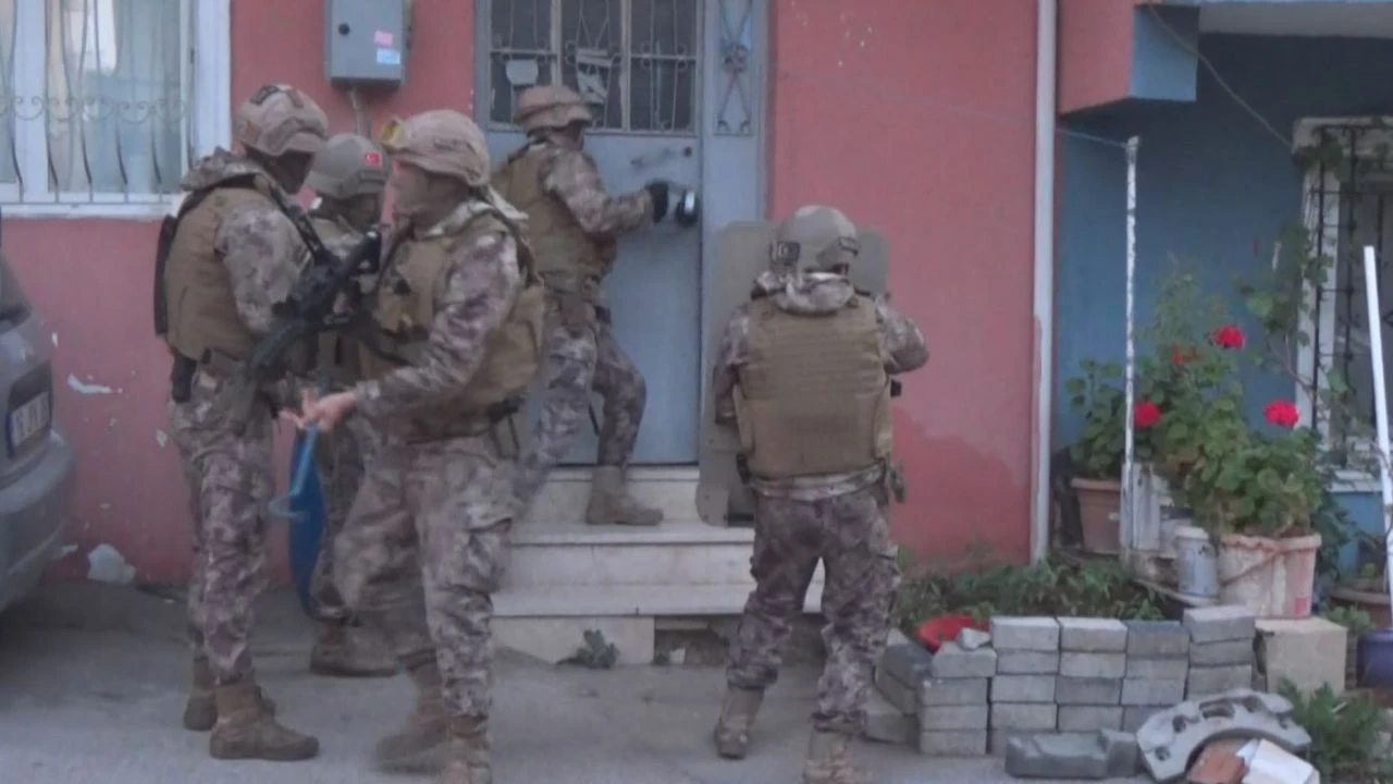 Zehir tacirlerine büyük darbe! Çatıdan kaçmaya çalıştılar