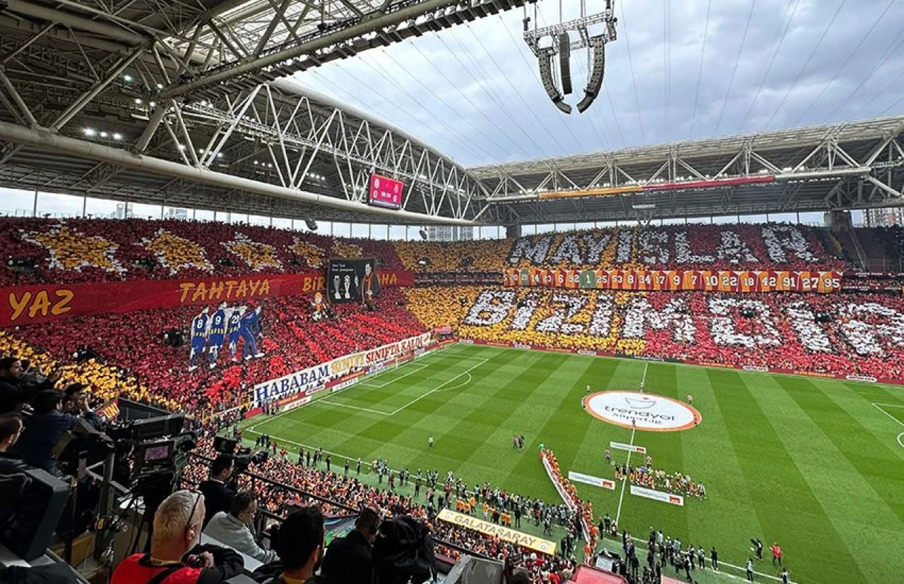 10 kişi Fenerbahçe, Galatasaray'ı deplasmanda devirdi: Şampiyonluk düğümü son hafta çözülecek! - 4. Resim