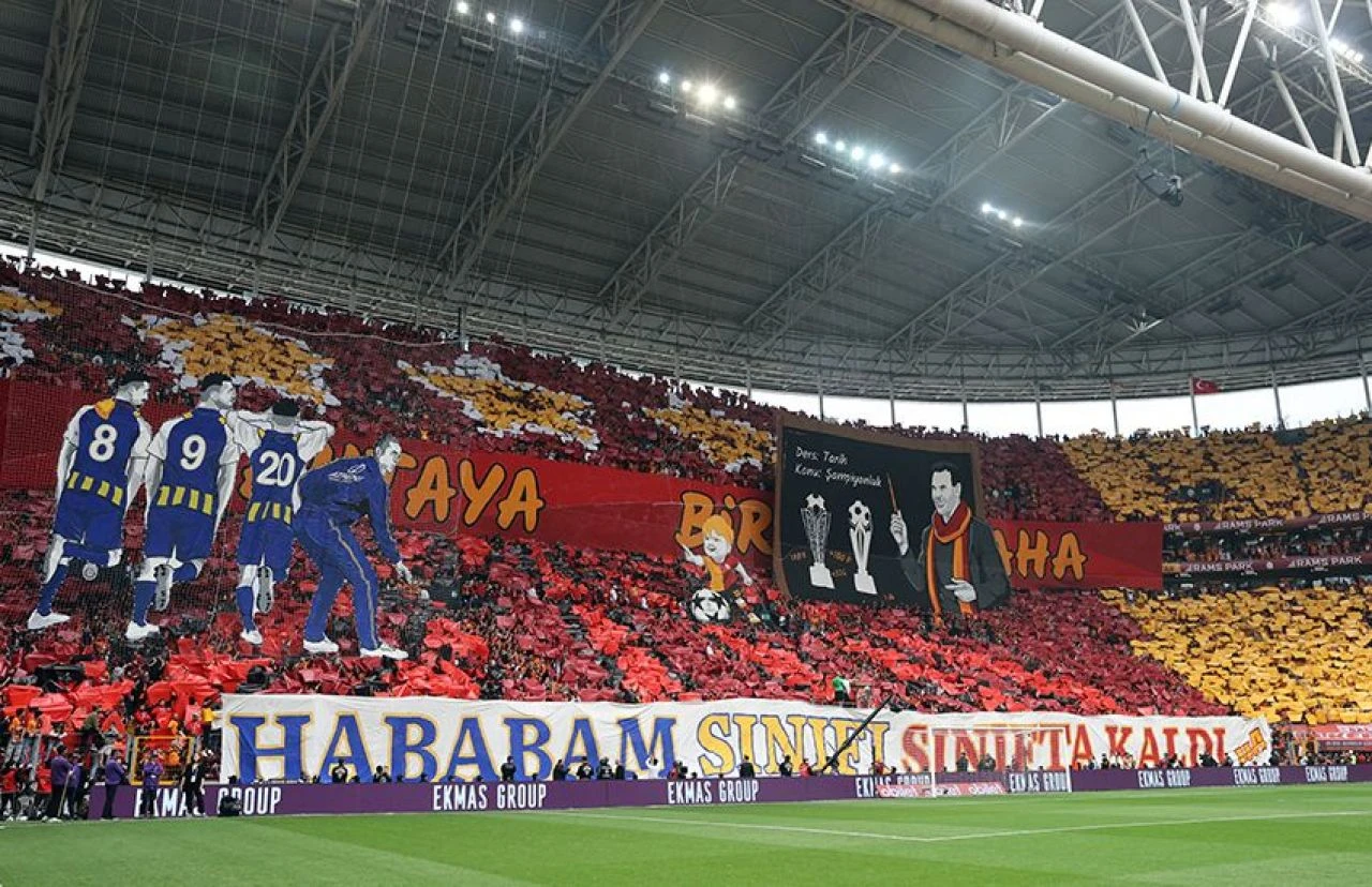 10 kişi Fenerbahçe, Galatasaray'ı deplasmanda devirdi: Şampiyonluk düğümü son hafta çözülecek! - 5. Resim