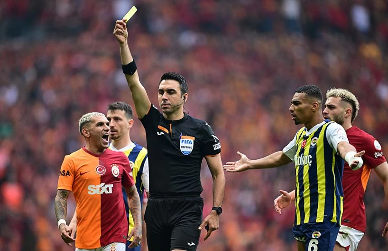 10 kişi Fenerbahçe, Galatasaray'ı deplasmanda devirdi: Şampiyonluk düğümü son hafta çözülecek! - 3. Resim