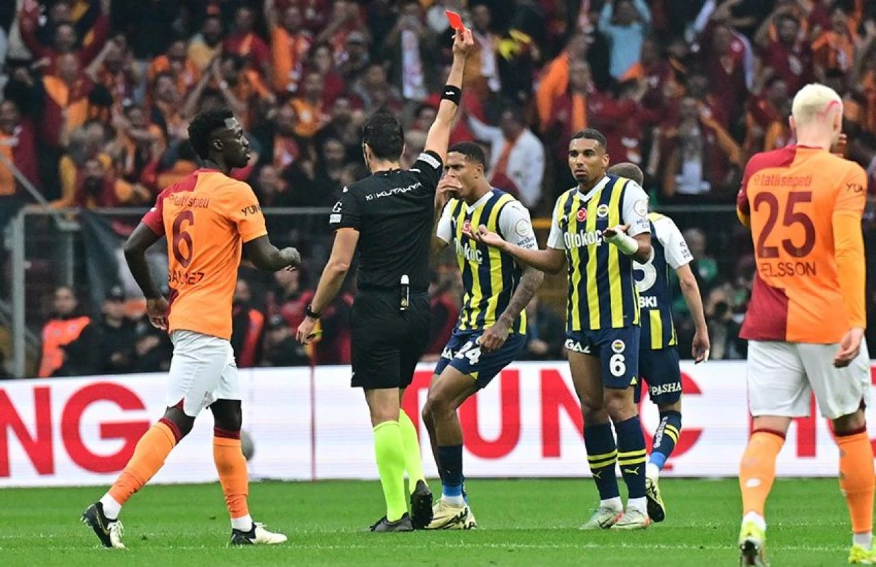 10 kişi Fenerbahçe, Galatasaray'ı deplasmanda devirdi: Şampiyonluk düğümü son hafta çözülecek! - 1. Resim