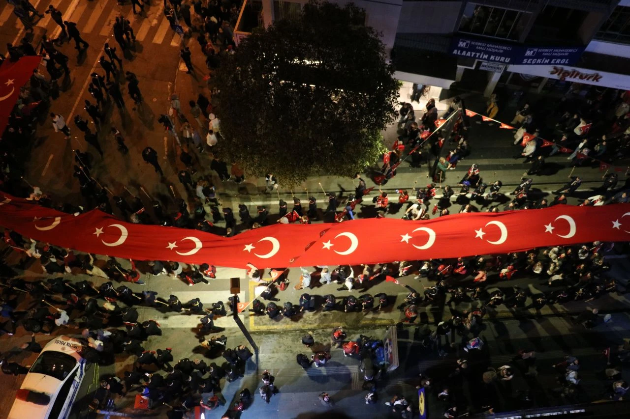 19 Mayıs coşkusu başladı:1919 metrelik bayrakla fener alayına çıktılar - 1. Resim