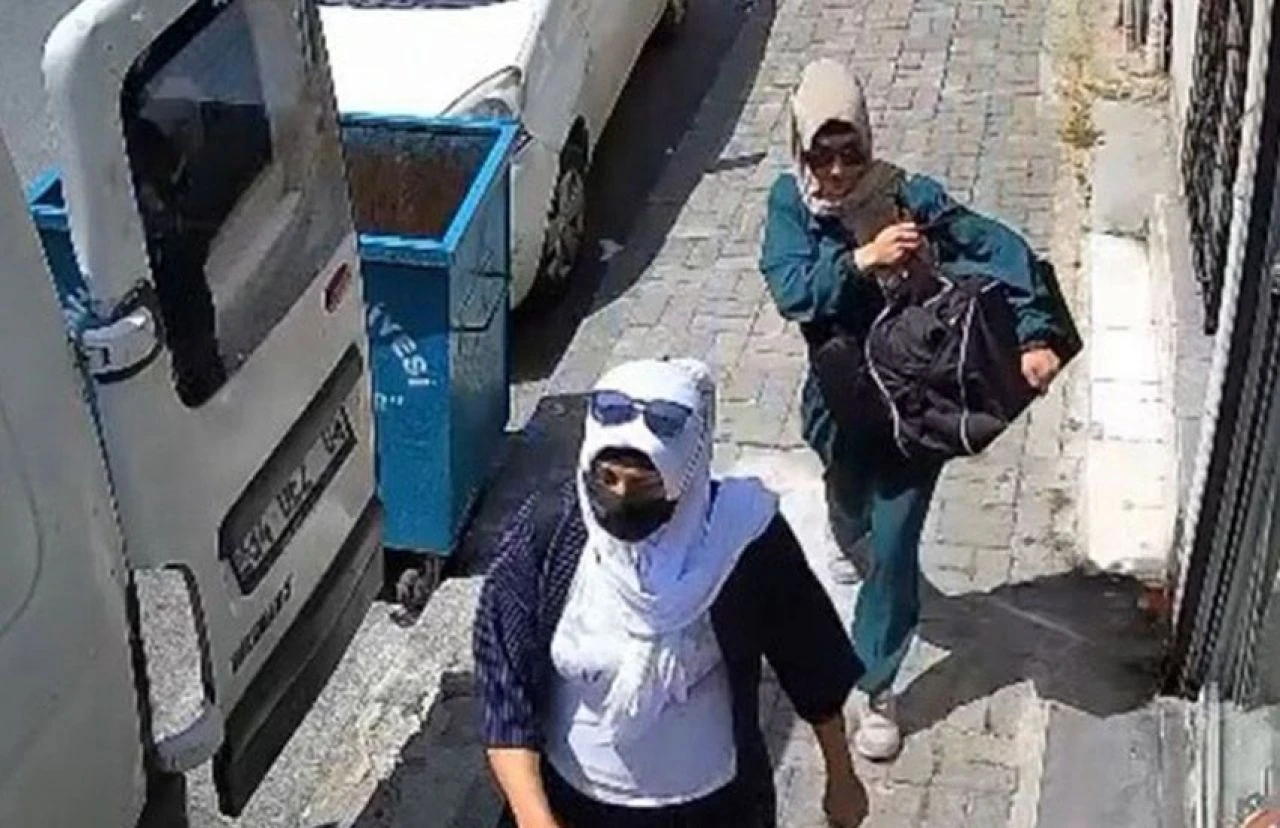 2 kadın hırsız altın dolu kasayı çaldı, 1 milyon 500 bin liralık vurgun yaptı - 1. Resim