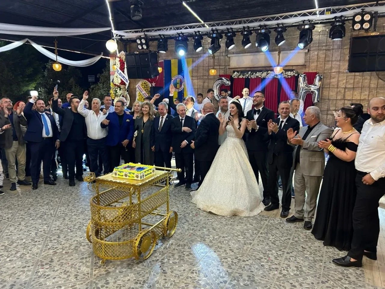 Aziz Yıldırım'a gittiği düğünde sürpriz pasta kesildi