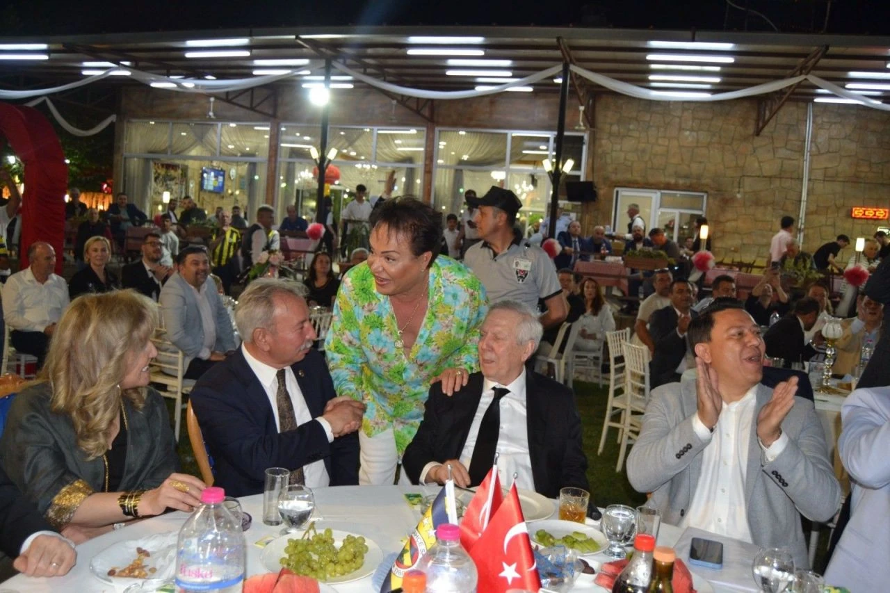 Aziz Yıldırım'a gittiği düğünde sürpriz pasta kesildi