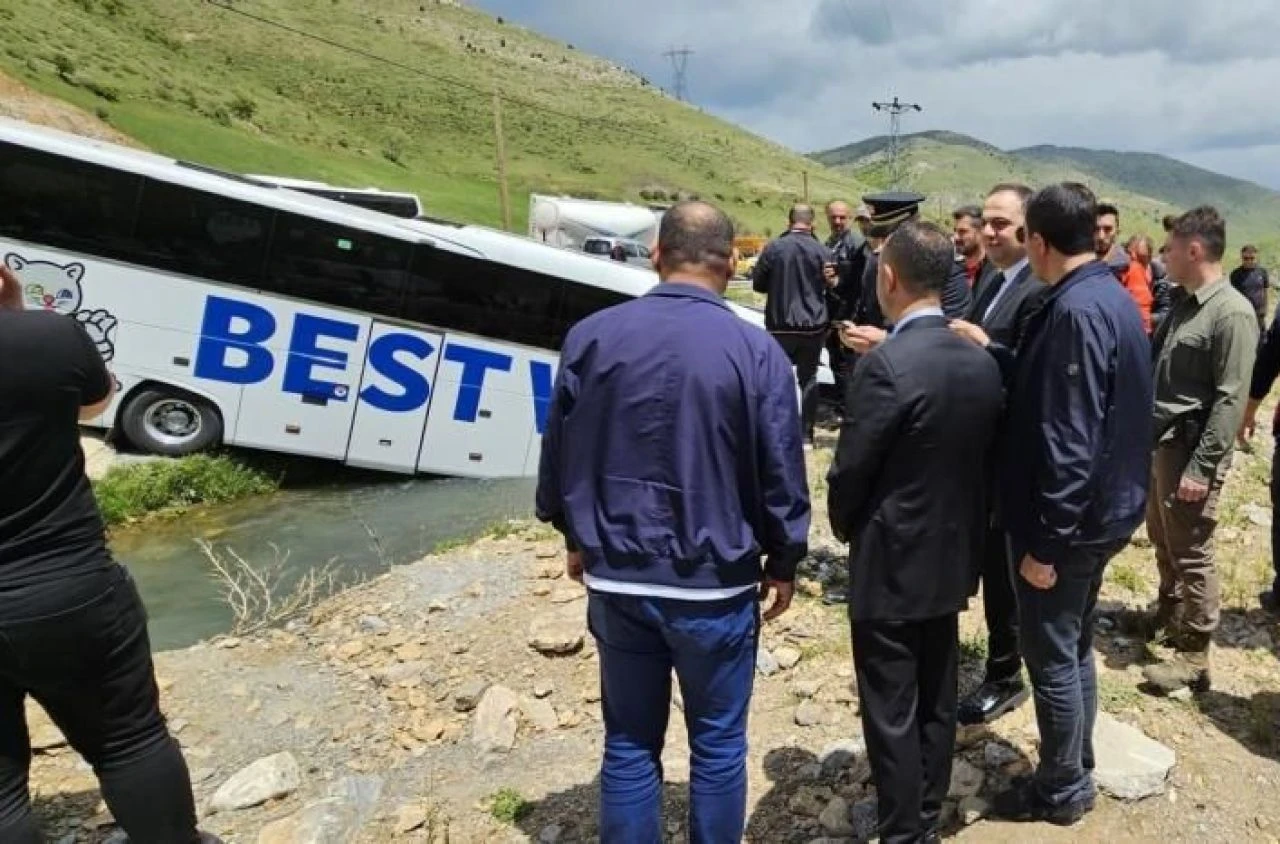 Biltis'te feci kaza! Yolcu otobüsü dereye düştü: 7 kişi yaralandı - 3. Resim