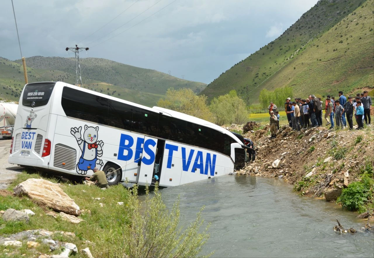 Biltis'te feci kaza! Yolcu otobüsü dereye düştü: 7 kişi yaralandı - 1. Resim