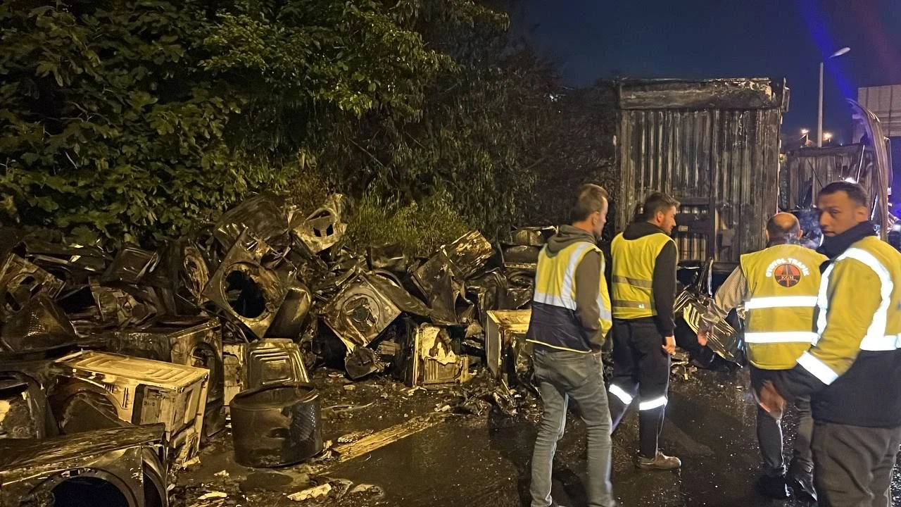 Çamaşır makinesi yüklü tır alev alev yandı: Ankara yolu trafiği durdu - 1. Resim