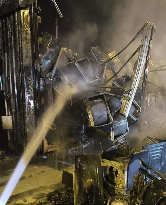 Çamaşır makinesi yüklü tır alev alev yandı: Ankara yolu trafiği durdu - 1. Resim