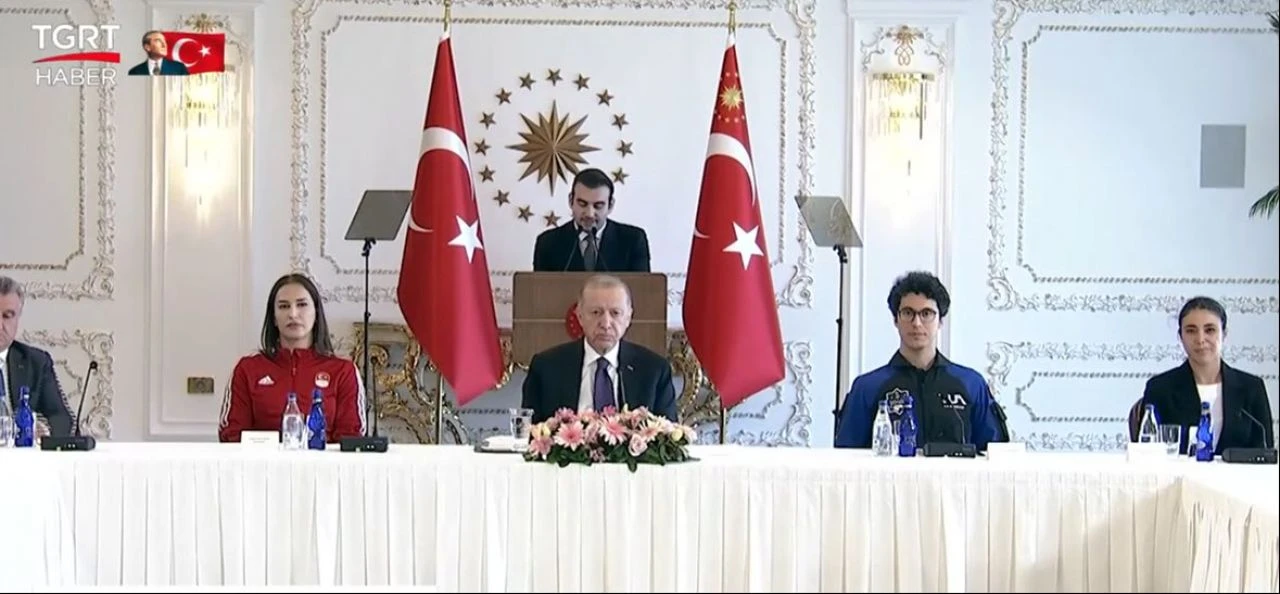 Cumhurbaşkanı Erdoğan 19 Mayıs'ta gençlerle buluştu: Heyecanınızı taşıyorum! - 1. Resim