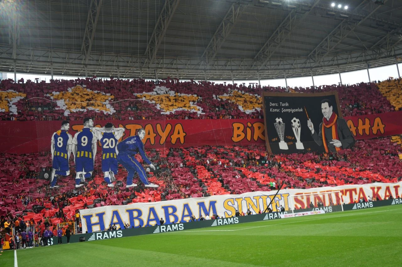 Fenerbahçe'den Galatasay'ın koreografisine Hababamlı gönderme - 1. Resim