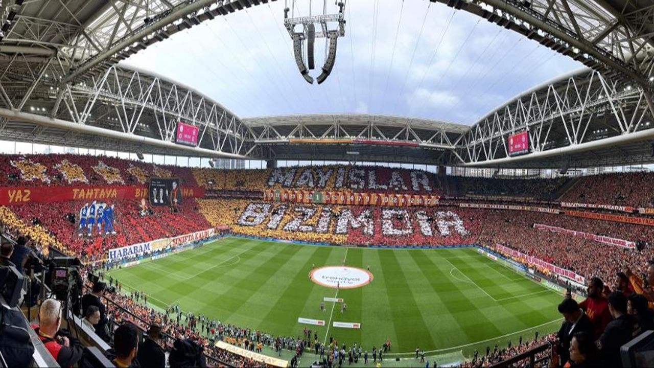 Galatasaray taraftarından derbi için muhteşem koreografi