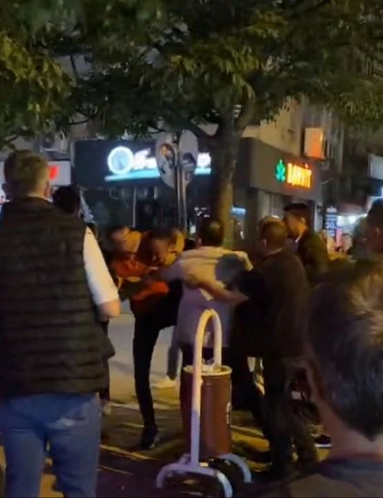 Galibiyet sevinci yaşayan Fenerbahçe taraftarına Galatasaraylılar saldırdı