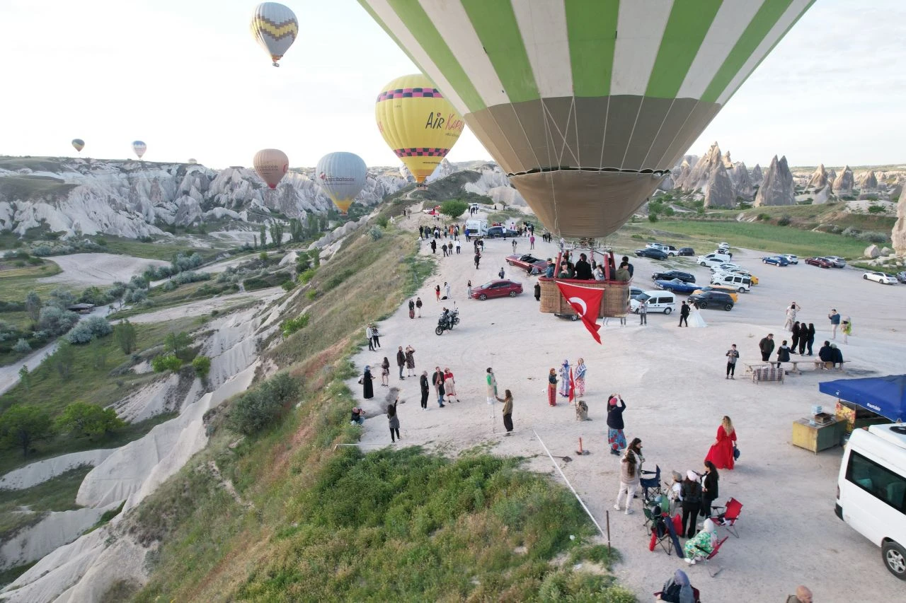 Kapadokya'da balonlar 19 Mayıs için bayraklarla havalandı