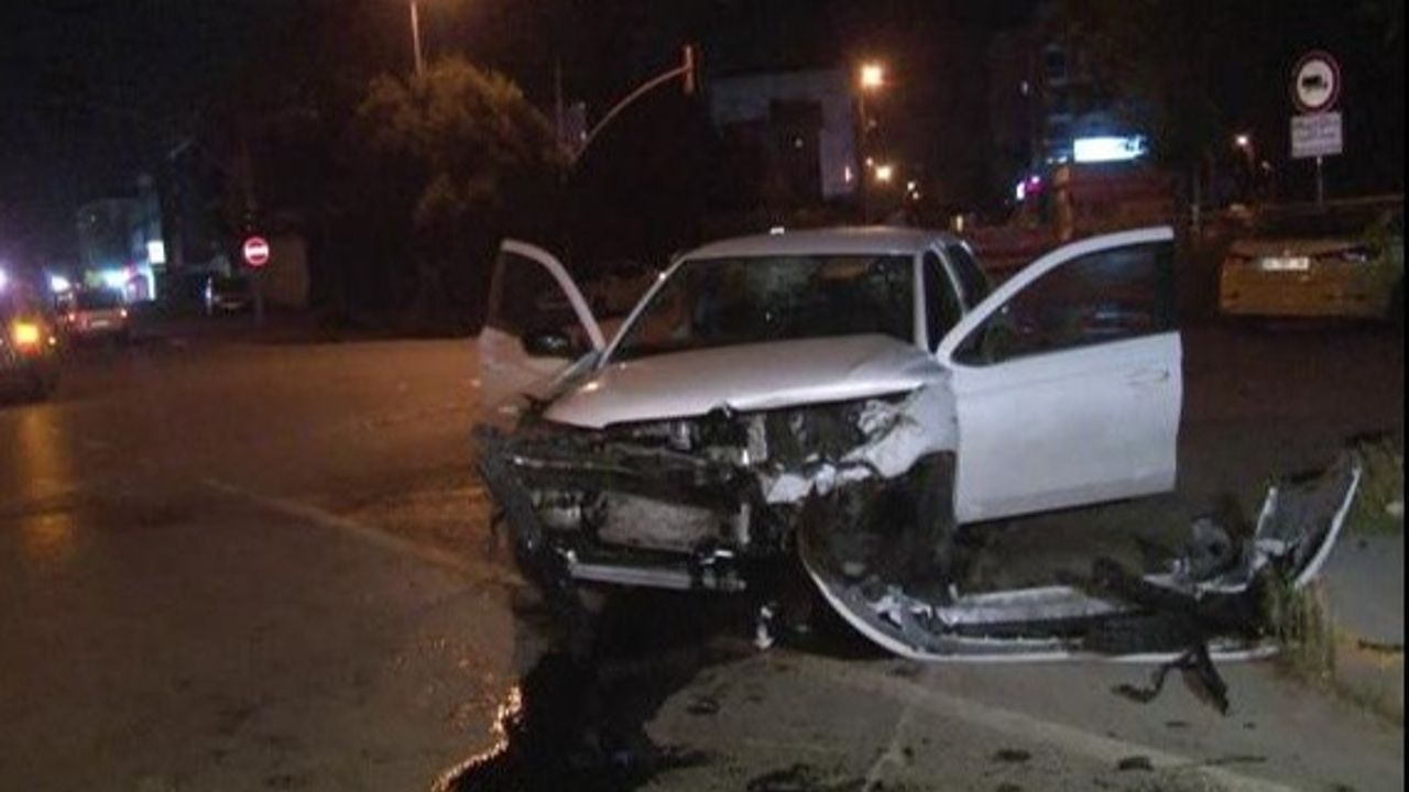 Kurtköy&#039;de taksi ve otomobil çarpıştı, 4 yaralı var