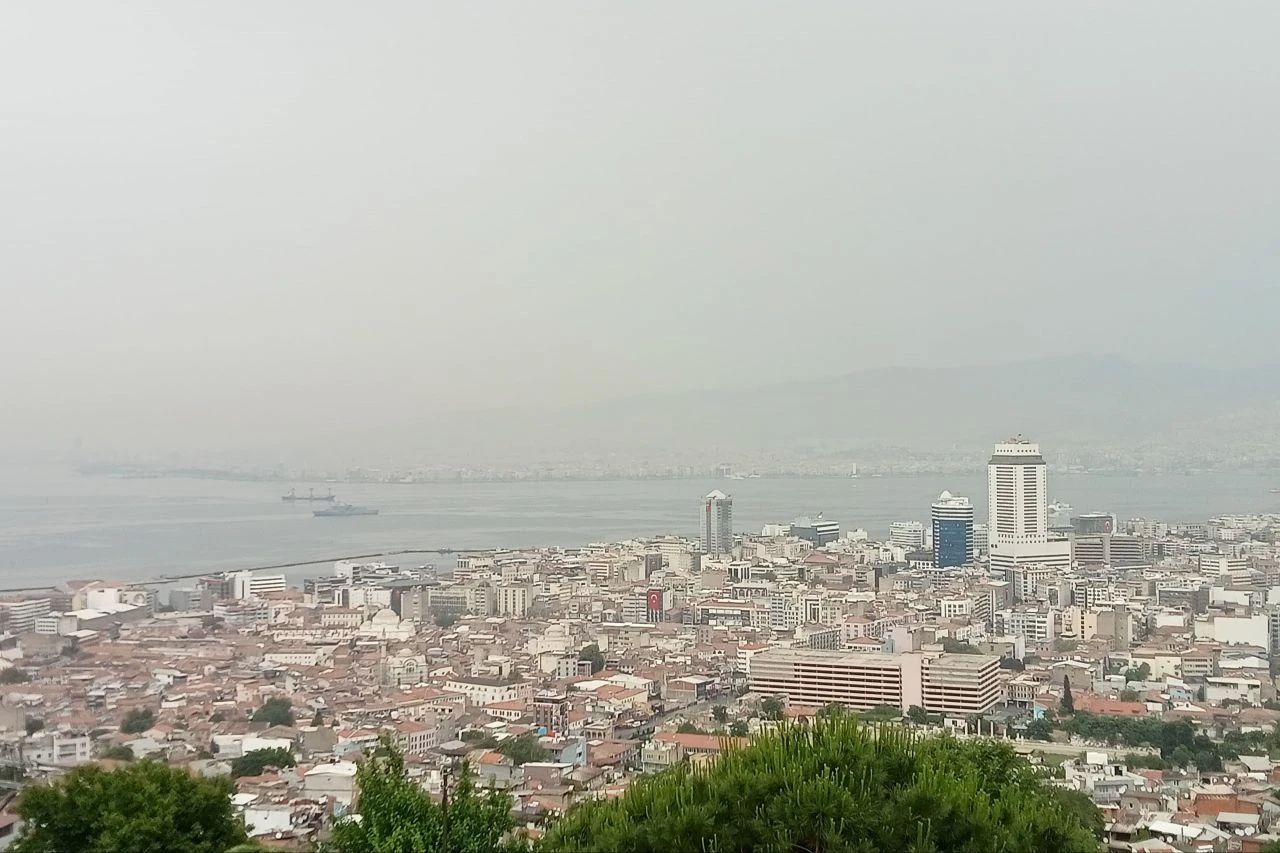 Sabah uyandıklarında araçlarını çamur içerisinde gördüler!