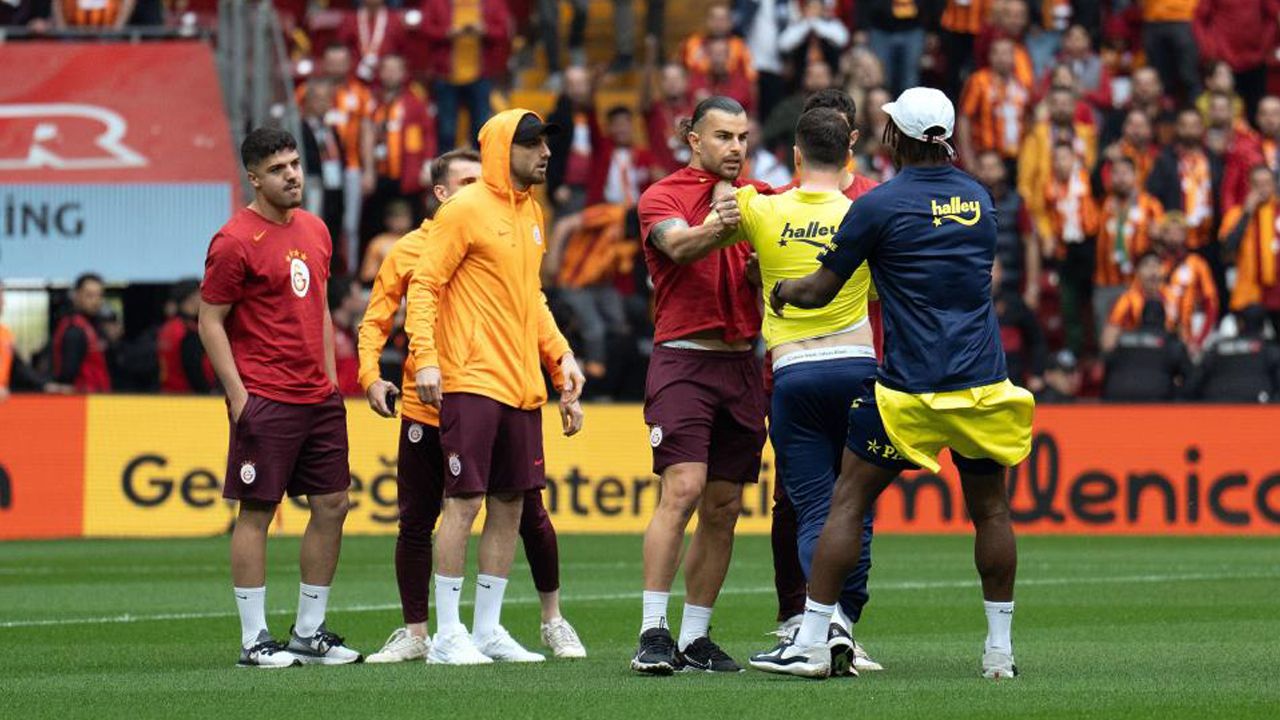 Son dakika! Dev derbi öncesi ortalık karıştı! Futbolcular birbirine girdi