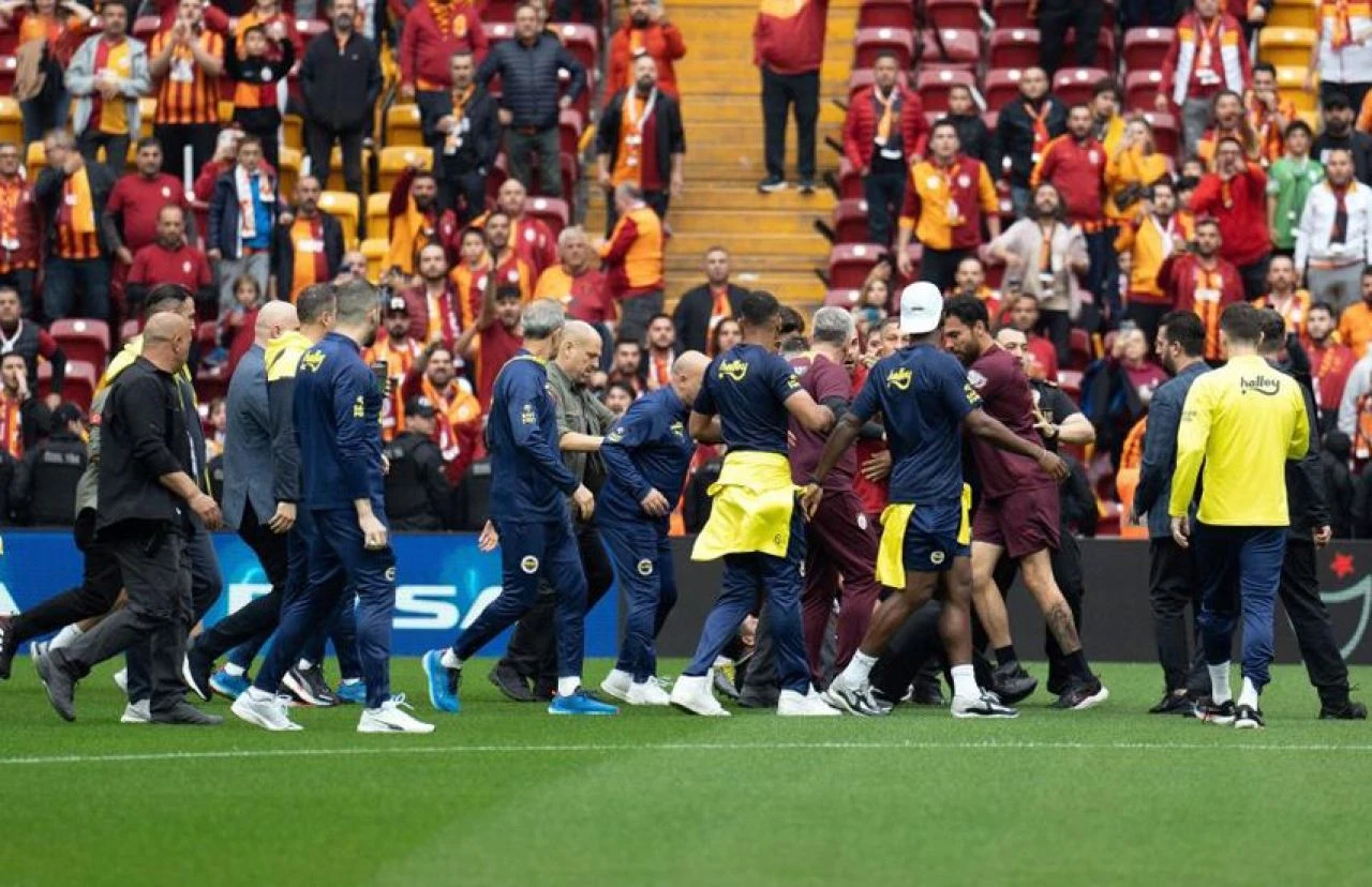 Son dakika! Dev derbi öncesi ortalık karıştı! Futbolcular birbirine girdi - 1. Resim