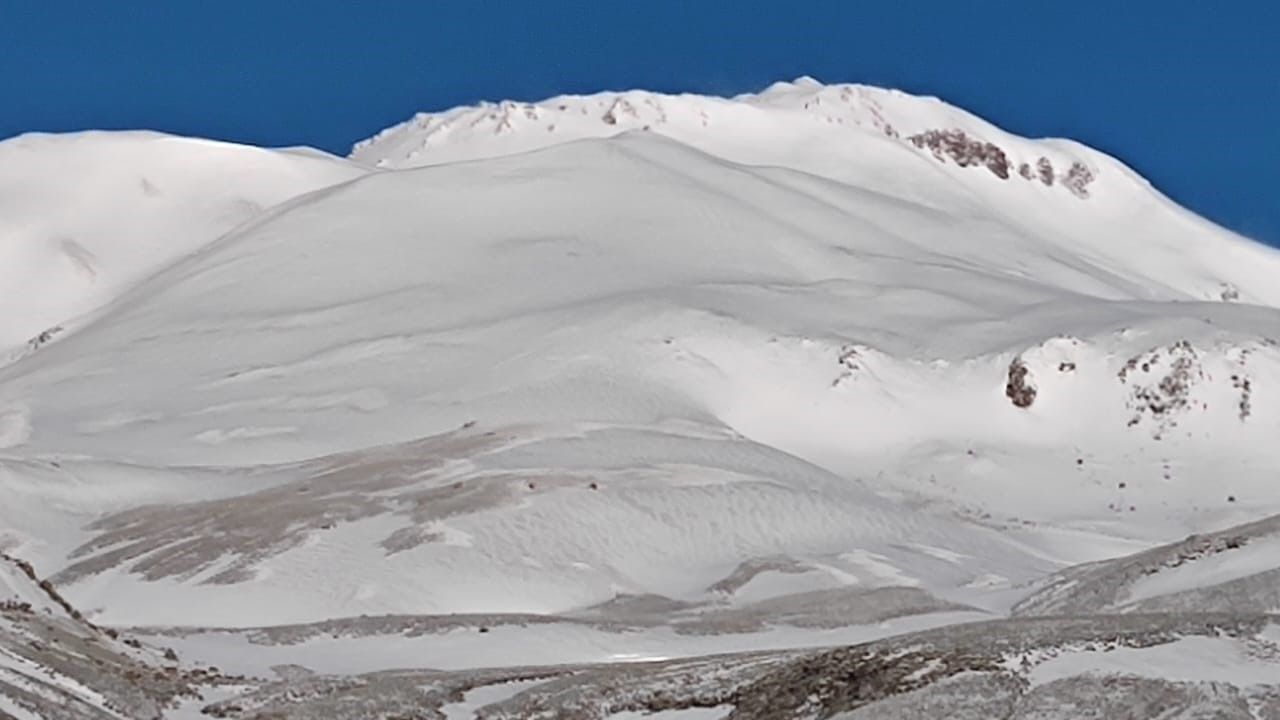 Süphan Dağı Mayıs ayında kar sürprizi yaptı
