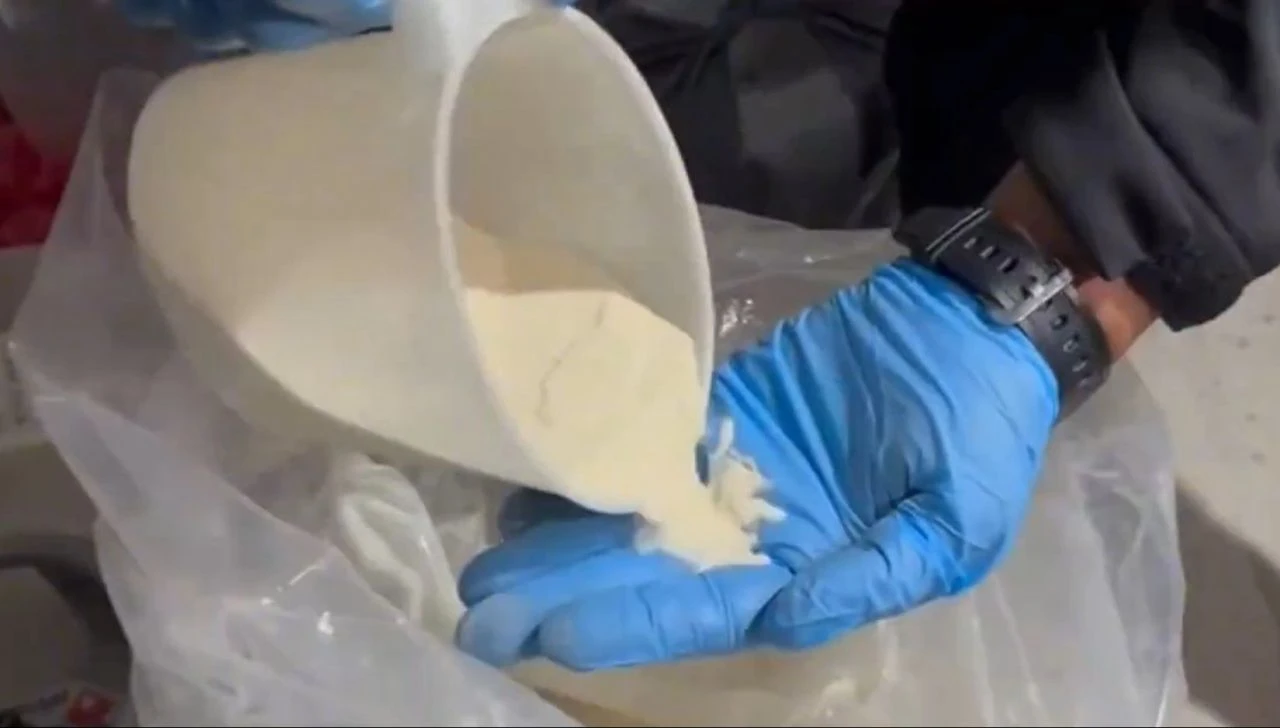 Zehir tacirlerine 10 ayrı adreste baskın: 1 ton 23 kg metamfetamin ele geçirildi - 1. Resim