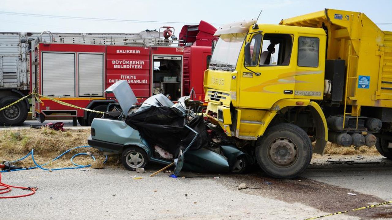 Balıkesir- İzmir yolunda feci kaza: Ölü ve yaralılar var