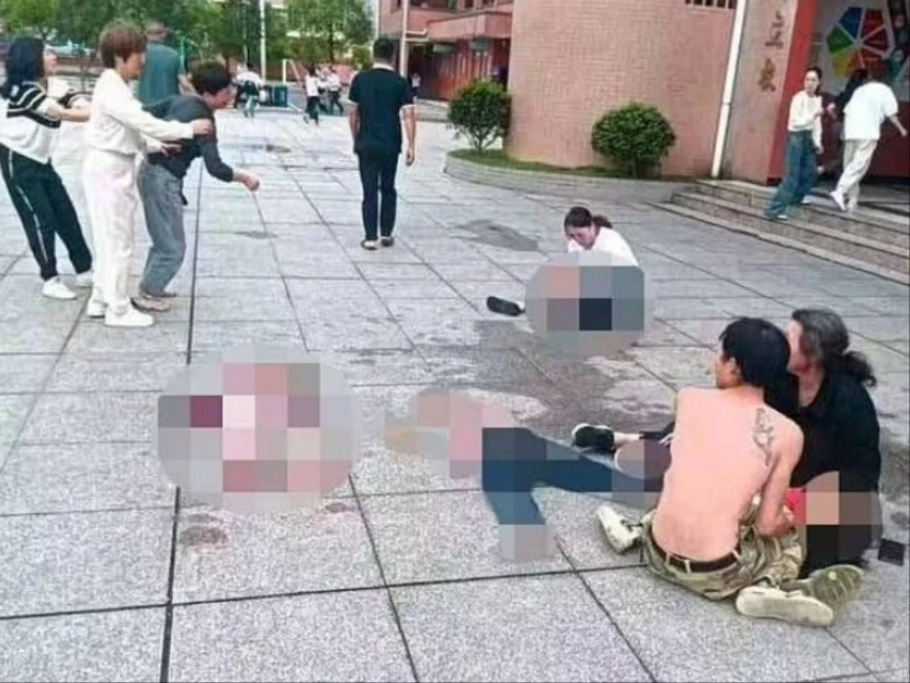 Çin'deki bir ilkokula bıçaklı saldırı: Ölü ve yaralılar var - 1. Resim