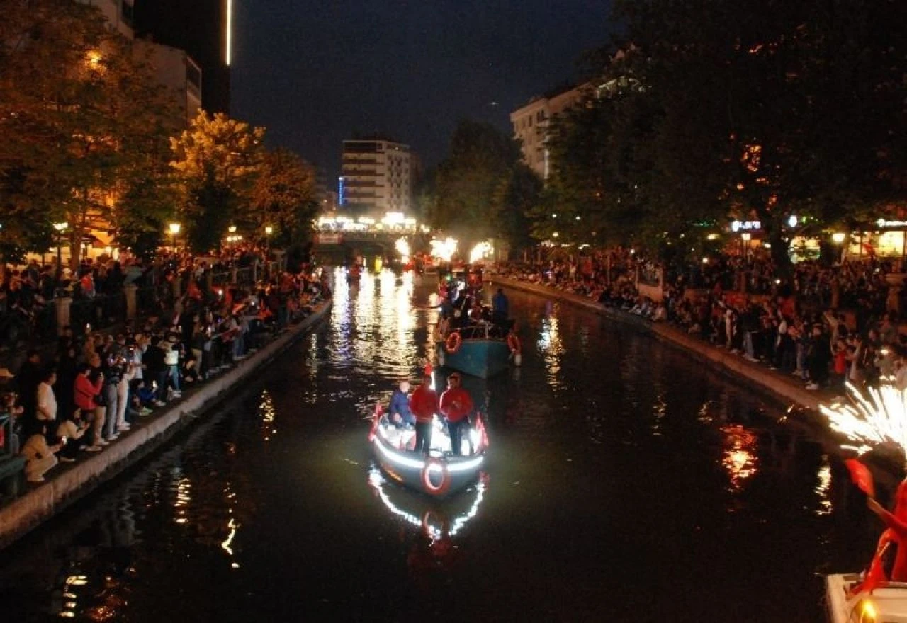 Eskişehir'de renkli görüntüler: Botlarla fener alayı yapıldı
