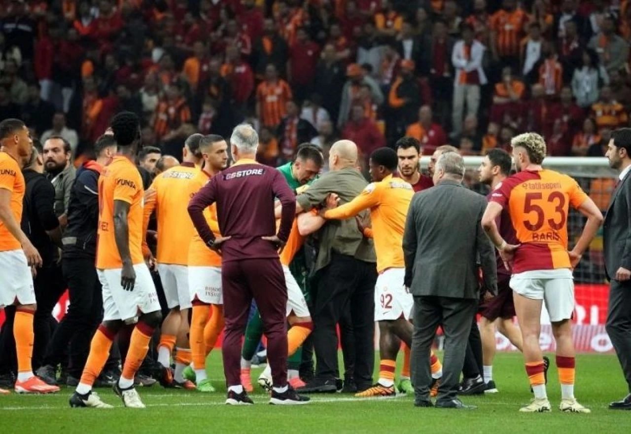 Galatasaray'ın 24 maçlık yenilmezlik serisi Fenerbahçe'de yıkıldı! - 1. Resim